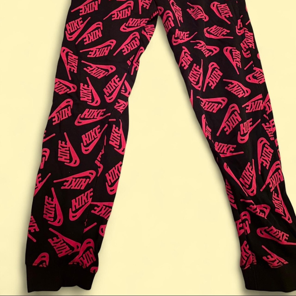 All over Nike sweatpants
- boys XL
Brand new - Picture 4 of 4